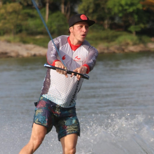 Wakerider, practicando wakeboard, mostrando su concentración para ejecutar algún truco, denota la calidad del curso para entrenadores de wakeboard